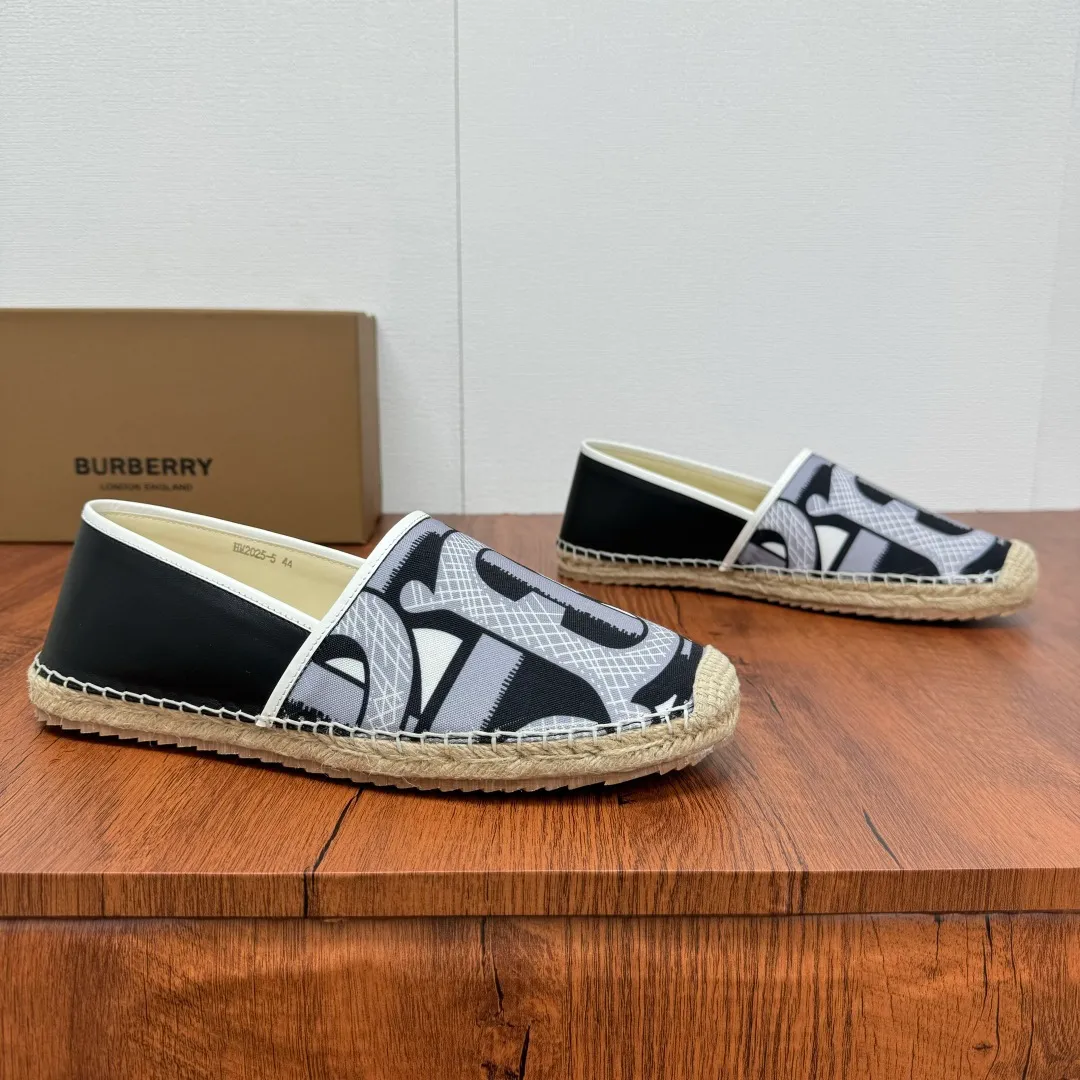Batch 600 Burberry/Burberry new summer men's embroidered straw fisherman shoes, cool slip-on straw shoes! Encounter British fashion with Burberry espadrilles, a perfect blend of classic and fashionable. The unique printing on the upper is a manifestation of the brand's style. Every color and every pattern tells the story of England. Straw soles bring a natural texture, comfortable and chic. Whether you are strolling in the city streets or heading to the beach for vacation, it can add elegance and charm to you, easily become the center of attention, and start your own fashion journey. Classic knitted canvas upper, with thin calfskin lining suitable for summer, straw lining, genuine leather patch at the bottom of the heel, hemming technology, and Mark stitching details! Anti-slip rubber bottom layer, integrated injection molding of large LOGO letters and badges, multiple colors and styles to choose from, complete package! Size: 39-40-41-42-43-44 Normal size Item number: 2025-5 Printing black and gray